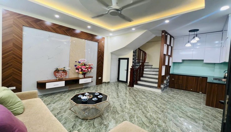 CC  cho thuê nhà nguyên căn ở GIA ĐÌNH, NHÓM 6 NGƯỜI ngõ 193 Phố Nam Dư, Hoàng Mai
